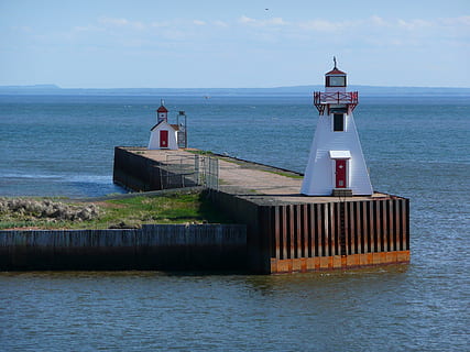 Leuchtturm, Leuchtfeuer, Küste, Navigation, Wahrzeichen, Ufer, maritim, nautisch, Prinz Edward Insel, Kanada, Gebäude, Meer, Wasser, Seebrücke, Hafen, Himmel, Natur, Horizont über Wasser, keine Leute, Turm, Beratung, Horizont, die Architektur, gebaute Struktur, Gebäudehülle, Sicherheit, Szenen - Natur, Schutz, Richtung, Schönheit in der Natur, draußen, 2K, CC0, gemeinfrei, lizenzfrei
