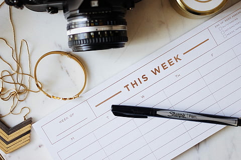 avvicinamento, foto, penna a sfera, telecamera, nero, fotocamera dslr, progettista, penna, sharpie, gioielli, scrivania, marmo, calendario, Scrivi, programma, oro, bianca, vuoto, carta, nessuno, in casa, natura morta, vista dall'alto, testo, numero, tavolo, documento, pianificazione, strumento di scrittura, comunicazione, precisione, tecnologia, direttamente sopra, gruppo di oggetti, attrezzatura, 5K, CC0, dominio pubblico, privo di copyright