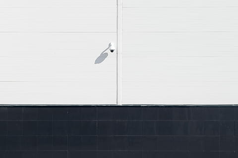 untitled, væg, kamera, cCTV, minimal, bygning, arkitektur, hvid, sort, tech, teknologi, storebror, ser, minimalisme, bygget struktur, bygning udvendig, ingen mennesker, dag, murbygningsfunktion, lav vinkel visning, udendørs, sollys, sikkerhed, hvid farve, mønster, beskyttelse, overvågningskamera, kontor, by, natur, loft, 2K, CC0, offentligt domæne, royaltyfrie