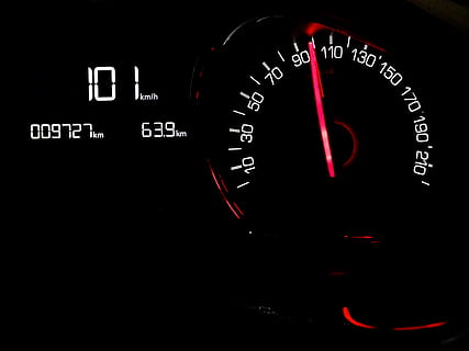 Tacho zeigt 101, Tachometer, Geschwindigkeit, Anzeige, Digital, Auto, Fahrzeug, Instrumententafel, rot, Spur, Transport, keine Leute, Nummer, Schalttafel, Kraftfahrzeug, Nahansicht, Transportmittel, beleuchtet, drinnen, Zeit, Technologie, Fahrzeuginnenraum, Autoinnenraum, Landfahrzeug, Richtigkeit, Uhr, Messgerät - Messinstrument, dunkel, Ziffernblatt, schwarzer Hintergrund, 5K, CC0, gemeinfrei, lizenzfrei