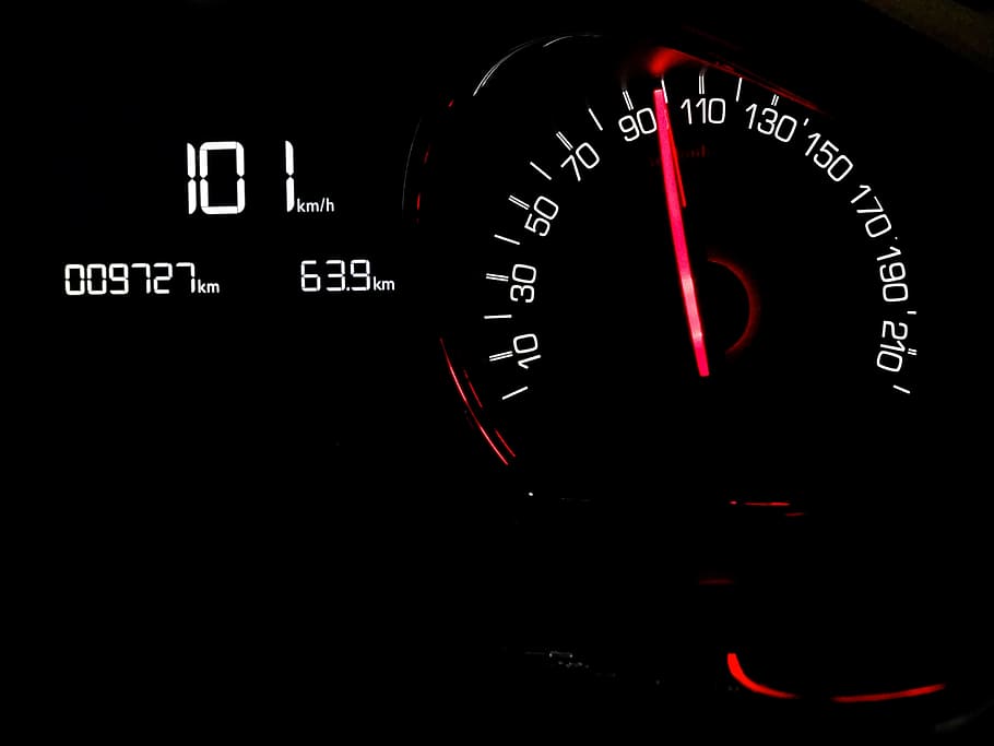 Tacho zeigt 101, Tachometer, Geschwindigkeit, Anzeige, Digital, Auto, Fahrzeug, Instrumententafel, rot, Spur, Transport, keine Leute, Nummer, Schalttafel, Kraftfahrzeug, Nahansicht, Transportmittel, beleuchtet, drinnen, Zeit, Technologie, Fahrzeuginnenraum, Autoinnenraum, Landfahrzeug, Richtigkeit, Uhr, Messgerät - Messinstrument, dunkel, Ziffernblatt, schwarzer Hintergrund, 5K