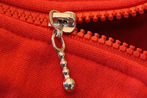 Postleitzahl, rot, grob, Jacke, öffnen, Schmuck, Nahansicht, keine Leute, Textil-, Studioaufnahme, drinnen, Mode, Metall, Eleganz, Luxus, Reichtum, persönliches Accessoire, Halskette, Sofa, Kette, Möbel, Perlenschmuck, Tasche, aufwendig, Leder, 5K, CC0, gemeinfrei, lizenzfrei