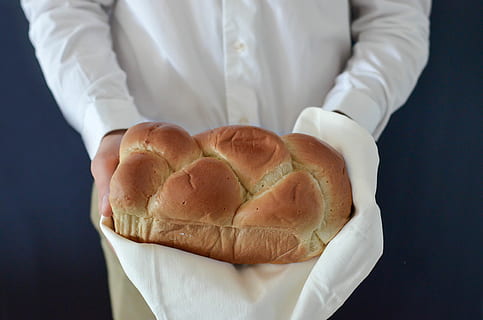 persona, celebració, al forn, pa, llevat, cocció, fleca, brioche, home, menjar i beguda, menjar, ocupació, una persona, secció mitjana, frescor, a l'interior, mà, primer pla, tir de l'estudi, mà humana, vista frontal, part del cos humà, xef, blancs del xef, adult, cocció del pa, preparació, uniforme, fons negre, menjar francès, 4K, CC0, domini públic, lliure de regalies