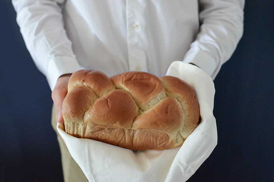 persona, celebració, al forn, pa, llevat, cocció, fleca, brioche, home, menjar i beguda, menjar, ocupació, una persona, secció mitjana, frescor, a l'interior, mà, primer pla, tir de l'estudi, mà humana, vista frontal, part del cos humà, xef, blancs del xef, adult, cocció del pa, preparació, uniforme, fons negre, menjar francès, 4K