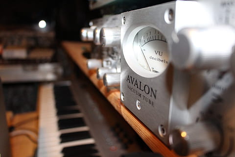 Avalon, Kompressor, Bisherige, drinnen, Nahansicht, selektiver Fokus, keine Leute, Nummer, Text, Musik-, Kunst, Kultur und Unterhaltung, Musikinstrument, Technologie, Kommunikation, Studioaufnahme, Musikausrüstung, Essen und Trinken, Ausrüstung, westliche Schrift, wählen, Klavier, Knopf, 2K, CC0, gemeinfrei, lizenzfrei