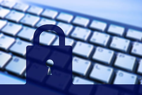 wit computertoetsenbord, kasteel, toetsenbord, hangslot, veiligheid, zeker, bescherming, uitzetten, symbolen, online, internet, www, web, wereldwijd, wereld wijde web, communicatie, computertechnologie, digitaal, netwerk, netwerken, zoeken, sociale media, sociaal, Cursus, monitor, computer, technologie, computerapparatuur, laptop, verbinding, Draadloze technologie, computer sleutel, slot, detailopname, computer deel, computer netwerk, blauw, geen mensen, wereldwijde communicatie, Computer misdaad, 2K, CC0, publiek domein, royaltyvrij