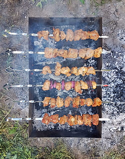 Hintergrund, bbq, Rindfleisch, Steak, Hähnchen, krupnyj plan, gekocht, Kuh, Einschnitt, köstlich, Abendessen, Gericht, Filet, Lebensmittel, frisch, gebraten, Gourmet, Grill, gesund, Fleisch, Niemand, Pfeffer, Teller, Schweinefleisch, Teil, Garnele, rot, rustikal, Meeresfrüchte, Schaschlik, Spieße, Snacks, Stock, Tomate, oben, Gemüse, Essen und Trinken, keine Leute, Hitze - Temperatur, Vorbereitung, gegrillt, High Angle View, Frische, Tag, direkt darüber, draußen, Natur, Verbrennung, Essen vorbereiten, Metall, Feuer, Wohlbefinden, Snack, 4K, CC0, gemeinfrei, lizenzfrei