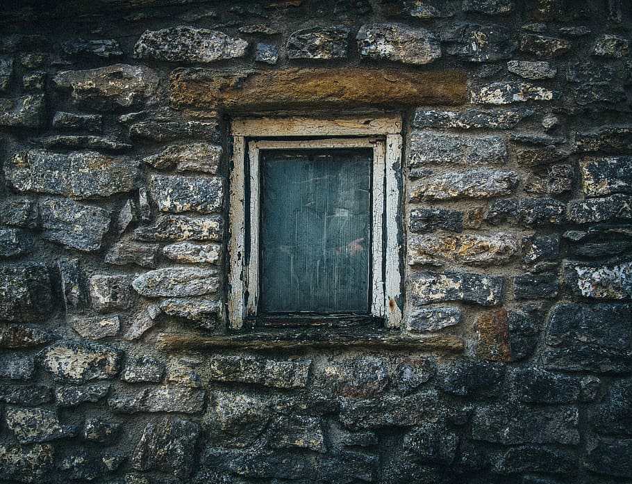 hvid, træ-, vinduesramme, grå, vinduesdør, mursten, vindue, sten-, væg, bygning, ramme, struktur, arkitektur, facade, mørtel, Stenmur, peeling maling, Det Forenede Kongerige, bygget struktur, bygning udvendig, murbygningsfunktion, gammel, ingen mennesker, dag, hus, forvitret, murstens væg, udendørs, lukket, boligområde, forladt, dør, forringelse, 4K