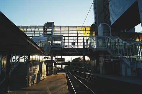 stasiun, matahari terbenam, trem, Arsitektur, angkutan, transportasi kereta api, jalur, rel kereta, struktur yang dibangun, Stasiun kereta api, langit, kendaraan umum, platform stasiun kereta api, moda transportasi, eksterior bangunan, alam, koneksi, jalan lurus, melatih, langit cerah, arah, kereta - kendaraan, di luar rumah, tidak ada orang, listrik, panjang, 5K, CC0, domain publik, bebas royalti