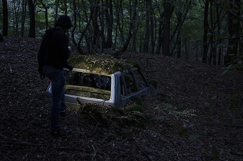 krajinářské fotografie, muž, stojící, přední, napůl pohřben, zlomený, auto, les, bílé kempování shell, strom, temný, noc, vozidlo, opuštěný, špína, mech, zrezivělý, staré auto, list, světlo pochodně, Příroda, jedna osoba, přistát, plná délka, rostlina, životního stylu, skutečných lidí, neformální oblečení, volnočasové aktivity, venku, den, kmen stromu, muži, kufr, dospělý, teplé oblečení, 4K, CC0, veřejná doména, bez autorských práv