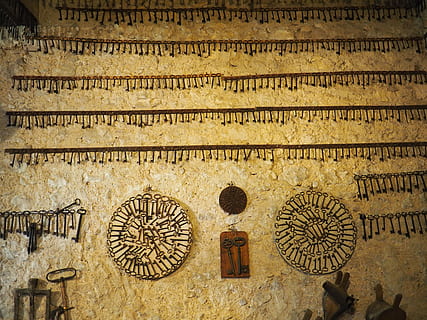 Katalonien Schlüssel, verschiedene Wanddekore, Schlüssel, Sammlung, Wand, Anzeige, die Architektur, keine Leute, Muster, gebaute Struktur, Religion, Kunst und Handwerk, Wandbau - Funktion, Glauben, Geschichte, Gebäude, Anbetungsstätte, Spiritualität, die Vergangenheit, Tag, Kunst, Design, draußen, Holz - Material, uralt, Sonnenlicht, 4K, CC0, gemeinfrei, lizenzfrei