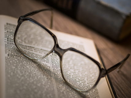 nero, incorniciato, occhiali, superiore, pagina del libro, conoscenza, libro, biblioteca, bicchieri, manuale, informazione, formazione scolastica, letteratura, pila, studia, leggere, carta, scaffale, Aperto, scuola, saggezza, vecchio, Vintage ▾, libreria, copertina, testo, ricerca, scienza, antico, retrò, stampare, Università, legna, pagina, letterario, parete, di legno, tavolo, macro, avvicinamento, lettura, nessuno, in casa, messa a fuoco selettiva, natura morta, giornale, trasparente, legno - materiale, pubblicazione, due oggetti, gruppo di oggetti, vista dall'alto, vetro - materiale, accessorio personale, 4K, CC0, dominio pubblico, privo di copyright