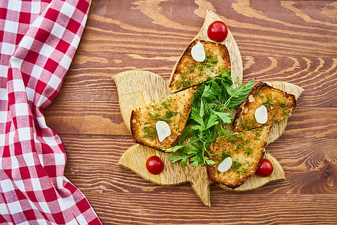 Gebäckscheiben, Tabelle, Brot, Frühstück, gebraten, gebacken, frisch, Snack, praktisch, Küche, Cafe, gesunder Lebensstil, gesundes Essen, Essen Foto, Produktfoto, Käse, heiß, Tomate, Foto, Teig, Lebensmittel, Gesundheit, Fotografie, Ernährung, wunderschönen, Makro, Restaurant, Cheddar, köstlich, Bäckerei, Pizza, Hintergrund, Detail, Hintergründe, Wurst, salam, Essen und Trinken, Holz - Material, Obst, Gemüse, Frische, High Angle View, fertig für den Verzehr, direkt darüber, Wohlbefinden, Kraut, keine Leute, Teller, italienisches Essen, rot, Kirschtomate, Rucola, vegetarisches Essen, 5K, CC0, gemeinfrei, lizenzfrei