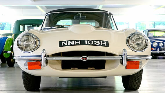 Foto, Weiß, nnh 103 h auto, 103h, Auto, Jaguar, e-Typ, Fahrzeug, retro, Stil, klassisch, Transport, Metall, Automobil, Motor-, Design, alt, Chrom, Maschine, Geschwindigkeit, glänzend, Jahrgang, stilvoll, Rennen, Luxus, Fahrt, Antiquität, Sport, historisch, Coupe, Cabrio, Nostalgie, Roadster, Vorderansicht, Behörde, Tag, Stadt, Besetzung, draußen, Himmel, keine Leute, Transportmittel, Kraftfahrzeug, Landfahrzeug, Taxi, Fokus auf den Vordergrund, Text, Gesetz, der Verkehr, die Architektur, Bedienung, Nahansicht, Straße, Regierung, 5K, CC0, gemeinfrei, lizenzfrei