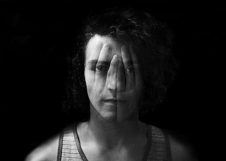 gråtonebillede, mand, tank, top, iført, ansigt, i mørket, sort og hvid, mennesker, en person, Kvinder, sort baggrund, portræt, menneskeligt ansigt, voksen, sorg, hunner, depression - sorg, ensomhed, mørk, kaukasisk etnicitet, lav nøgle, hoved og skuldre, kun en kvinde, kun kvinder, overvejelse, kun voksne, hovedskud, forfra, studio skud, indendørs, tæt på, ung voksen, menneskelig kropsdel, kropsdel, emotion, kigger på kameraet, alvorlig, frisure, smuk kvinde, depression, 2K