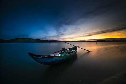 Foto, kano, legeme, vand, gylden, time, ensom, følelse, vente, ro, sjæl, baggrund, pæn, grøn, båden, skyen, farve, fuld farve, landskabet, aften, udsættelse, fiskeri, horisont, udendørs, landskab, lys, lang, mennesker, natur, gammel, appelsiner, fred, fredelig, ao, reed, afspejle, slap af, hvile, bølge, havet, himmel, lille, forår, sommer, solen, solopgang, solnedgang, tid, rejse, to, ferie, se, træ, nautiske fartøj, transportmidler, transportform, skønhed i naturen, scenics - natur, afspejling, hav, rolig scene, sky - himmel, idyllisk, fortøjet, ikke-urbane scene, strand, 8K, CC0, offentligt domæne, royaltyfrie