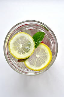dryck, sommar, citron-, mynta, färsk, vatten, hemlagad limonad, frukt, citrusfrukt, mat och dryck, förfriskning, skiva, äta nyttigt, glas, mat, dricksglas, hushållsutrustning, friskhet, studio skott, fortfarande liv, inget folk, inomhus, kalk, välbefinnande, närbild, ört, cocktail, mint blad - kulinariska, tonicvatten, 5K, CC0, offentligt domän, royaltyfria