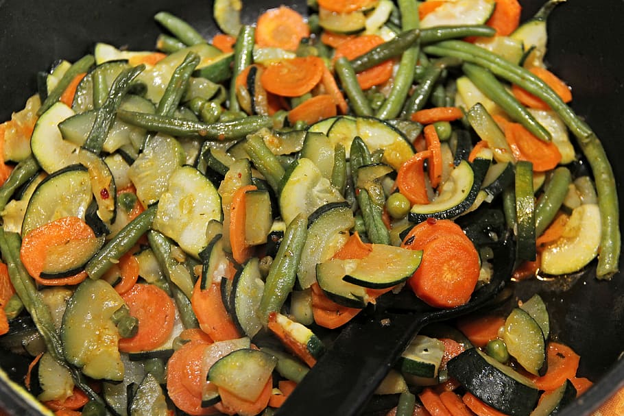 plat de verdures, verdures, pan, paella de verdures, mongetes, pastanagues, carbassó, cuinar, menjar, pèsols, tribunal, seient, nutrició, deliciós, fregir, paella, saludable, dinar, estofat, oli, cuina, verdures a la graella, saborós, fregit, colorit, barrejar, barreja de verdures, menjar i beguda, alimentació saludable, vegetals, benestar, frescor, primer pla, natura morta, a l'interior, llest per menjar, estri de cuina, vista d’angle alt, fruita, tall, cap gent, olla de cocció, espècia, mida de la porció, pebre, pastanaga, decorar, picat, menjar vegetarià, 4K