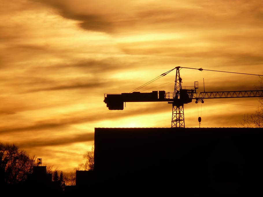 grua, tecnologia, posta de sol, baukran, llum de fons, lloc, daurat, transport de mercaderies, núvol - cel, indústria, Enviament, grua - maquinària de construcció, cel, silueta, arquitectura, estructura construïda, maquinària, color taronja, naturalesa, industria de la construcció, exterior de l'edifici, cap gent, lloc de construcció, cel dramàtic, a l'aire lliure, vista d’angle baix, edifici, desenvolupament, equips de construcció, equipament industrial, 2K