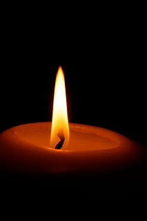 candela, fiamma, fuoco, luce, bruciare, candela di cera, lume di candela, accogliente, buio, romantico, umore, ardente, calore - temperatura, fuoco - fenomeno naturale, avvicinamento, illuminato, in casa, colore arancione, natura, nessuno, copia spazio, sfondo nero, raggiante, girato in studio, attrezzatura per l'illuminazione, stanza domestica, luce - fenomeno naturale, lampada elettrica, luminosità, 2K, CC0, dominio pubblico, privo di copyright
