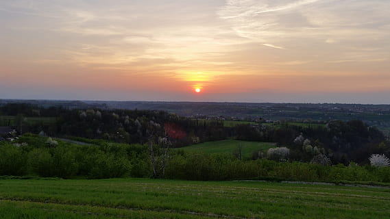 langhe, posta de sol, estiu, cel, escenics - natura, paisatge, medi ambient, bellesa a la natura, planta, escena tranquil·la, núvol - cel, tranquil·litat, naturalesa, arbre, terra, camp, cap gent, color verd, color taronja, escena rural, creixement, herba, sol, a l'aire lliure, plantació, 5K, CC0, domini públic, lliure de regalies