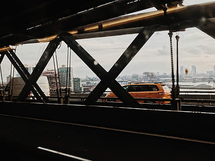 Orange, Auto, Brücke, zwei, Weiß, Autos, Fahrzeug, Struktur, Stadt, Transport, die Architektur, Himmel, gebaute Struktur, keine Leute, Transportmittel, Natur, Wasser, Reise, draußen, Industrie, Tag, wolke - himmel, Gebäudehülle, Seebrücke, Hafen, Metall, Meer, Güterverkehr, Stadtbild, 4K, CC0, gemeinfrei, lizenzfrei
