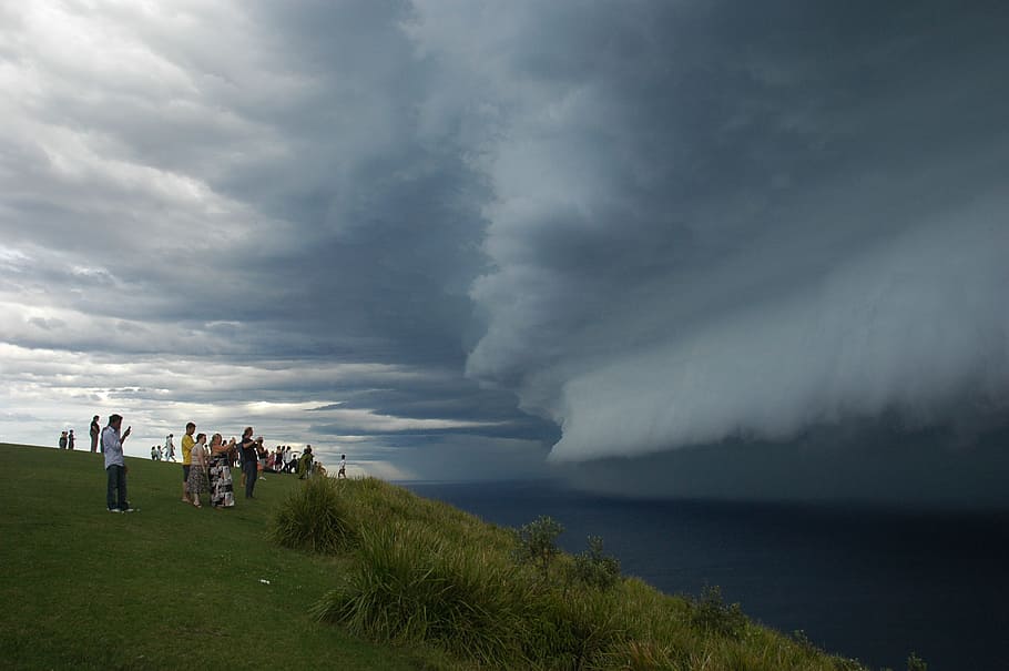 storm, skyer, vejr, himmel, regn, skaldet bakke, stanwell park, sky - himmel, vand, gruppe af mennesker, skønhed i naturen, miljø, storm sky, magt i naturen, natur, landskab, hav, mennesker, jord, herrer, Kvinder, tordenvejr, scenics - natur, strøm, udendørs, 2K