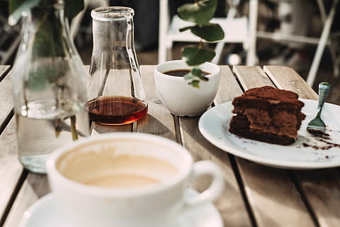 Foto, chokolade, plade, chokoladekage, keramisk, ved siden af, kaffe, kop, kage, cafe, bord, træ-, hvid, brygge, pause, dessert, dryppe, detalje, glas, latte, livsstil, lys, udendørs, weekend, mad og drikke, drikke, forfriskning, friskhed, mad, sød, sødt mad, kaffekop, kaffe - drikke, krus, selektiv fokusering, porcelæn, ingen mennesker, indendørs, tæt på, fristelse, snack, 5K, CC0, offentligt domæne, royaltyfrie