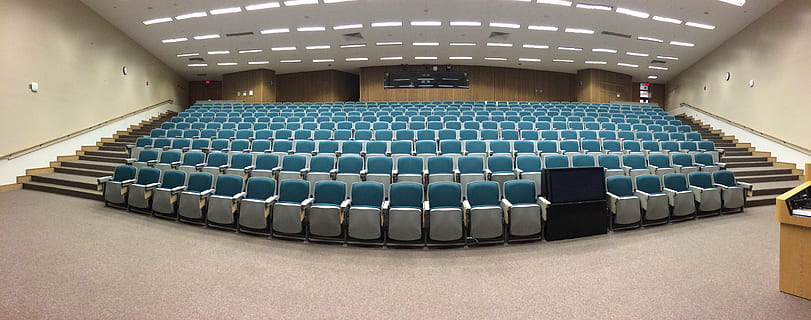 chaises de théâtre bleu, salle, salle de cours, conférence, éducation, vide, sièges de théâtre, public, théâtre, séminaire, pièce, à l'intérieur, Université, dans une rangée, siège, chaise, personne, architecture, structure construite, bâtiment, absence, culture artistique et divertissement, scène - espace de performance, grand groupe d'objets, réunion, étape, théâtre de scène, moderne, affaires, nettoyer, 5K