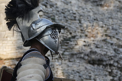 mand, soldat hjelm, grå, cliff foto, soldat, hjelm, Foto, gladiator, fighter, sværd, kriger, imperium, strøm, roman, stærk, historisk, legionær, han-, spartansk, styrke, barbar, helt, gammel, kamp, episk, bevæbnet, krig, kostume, handling, hær, Cæsar, en person, menneskelig kropsdel, mennesker, bagfra, voksen, kun voksne, hest, rigtige mennesker, ride, dag, ridning, fokus på forgrunden, husdyr, kæledyr, et dyr, dyreliv, indenlandske, fritidsaktivitet, livsstil, udendørs, planteædende, 5K, CC0, offentligt domæne, royaltyfrie