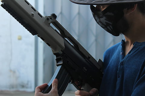 uomo, detenzione, fucile, maschera, viso, pistola, Maschera viso, cappello, arma, una persona, colpo alla testa, uomini, capi di abbigliamento, persone reali, adulto, comunicazione, concentrarsi sulle conoscenze acquisite, concentrazione, giorno, avvicinamento, ritratto, parte del corpo umano, aggressione, 5K, CC0, dominio pubblico, privo di copyright