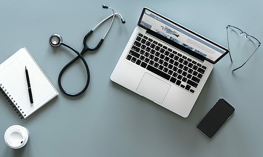 zilveren macbook, luchtfoto, computer, bureau, apparaat, apparaten, digitaal apparaat, uitrusting, bril, ziekenhuis, laptop, medisch, notitieboekje, stethoscoop, technologie, gereedschap, hulpmiddelen, Draadloze technologie, communicatie, verbinding, tafel, toetsenbord, computerapparatuur, meubilair, geen mensen, binnenshuis, bedrijf, draagbaar informatie-apparaat, studio opname, pen, recht boven, hoge hoekmening, 1080P, CC0, publiek domein, royaltyvrij