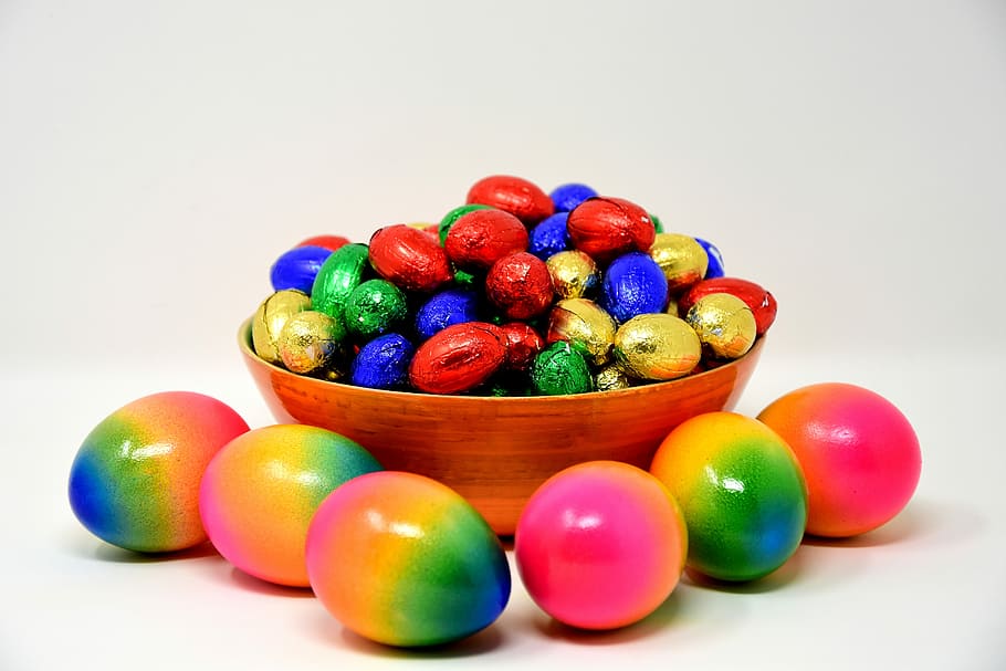 ous de pasqua de color variat, boles de xocolata, Pasqua, ous de Pasqua, de colors, colorit, color, ous de xocolata, ou, ous de colors, xocolata, caramels, dolçor, marca, Feliç Pasqua, alegria de pasqua, niu de Pasqua, menjar, multicolor, menjar i beguda, tir de l'estudi, natura morta, a l'interior, fruita, benestar, cap gent, alimentació saludable, bol, frescor, elecció, variació, primer pla, vermell, gran grup d'objectes, fons blanc, grup d'objectes, abundància, 5K