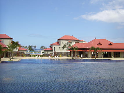 hvid, rød, beton, hus, dagtimerne, mauritius, Hotel, pool, himmel, bygning udvendig, ingen mennesker, udendørs, arkitektur, bygget struktur, vand, bygning, svømmepøl, natur, turist resort, havnefronten, blå, boligområde, dag, skønhed i naturen, sky - himmel, luksus, 2K, CC0, offentligt domæne, royaltyfrie