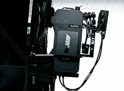 negre, Arri Alexa Device, arri alexa, dispositiu, tecnologia, equipament, càmera - equip fotogràfic, color negre, cap gent, a l'interior, primer pla, dia, cultura i entreteniment artístic, cable, comunicació, temes de fotografia, connexió, Dispositiu d'entrada, micròfon, equip fotogràfic, tir de l'estudi, estudi, centrar-se en primer pla, càmera, música, rodatge, càmera digital, càmera de vídeo domèstica, 1080P, CC0, domini públic, lliure de regalies