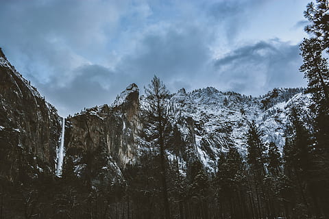 bomen, bergklif, wit, zwart, gletsjer berg, berg-, klif, waterval, bewolkt, bewolking, boom, natuur, Bos, hemel, landschap, buitenshuis, Vakantiebestemmingen, wolk - lucht, winter, blauw, weer, geen mensen, cloudscape, schoonheid in de natuur, sneeuw, dennenboom, dag, scenics - natuur, fabriek, niet-stedelijke scène, milieu, koude temperatuur, land-, rustige scène, rots, bergketen, naaldboom, dennenbos, met sneeuw bedekte berg, vorming, 5K, CC0, publiek domein, royaltyvrij