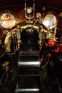 antický, motor, interiér, Černá, lokomotiva, kov, starý, kolejnice, železnice, retro, pára, vlak, doprava, přeprava, cestovat, vozidlo, vinobraní, hudební nástroj, hudba, nikdo, uvnitř, předvečer Všech svatých, jazzová hudba, osvětlovací zařízení, umělecká kultura a zábava, retro stylu, detail, svítí, stálý život, lesklý, podnikání, stůl, automatický post produkční filtr, velká skupina objektů, vysoký úhel pohledu, minulost, 4K