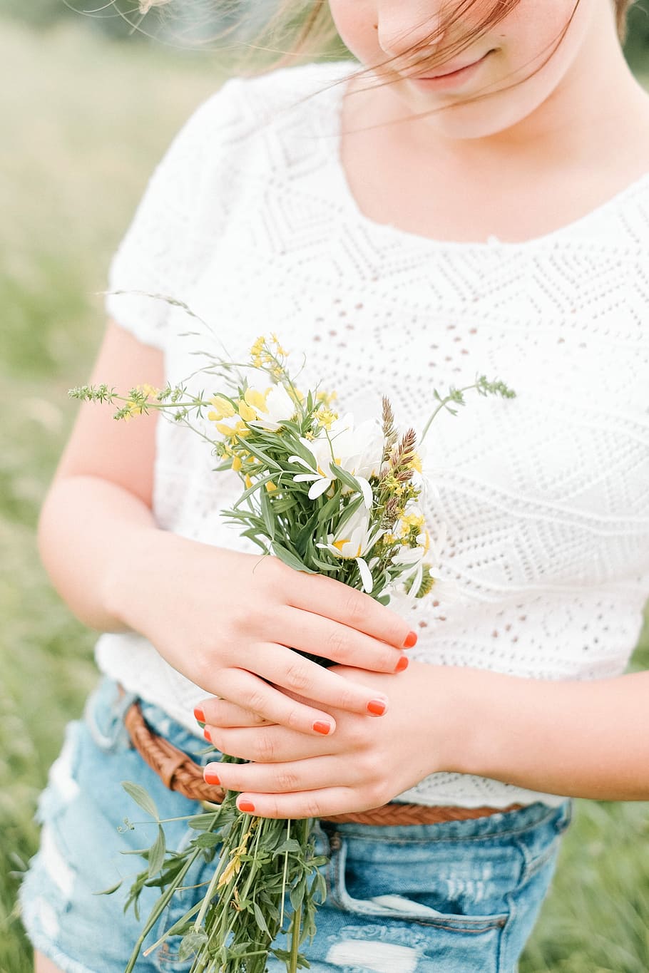 femme tenant des marguerites, femme, marguerites, en plein air, la nature, femmes, personnes, été, ethnie caucasienne, les femelles, une personne, herbe, fleur, en portant, modes de vie, adulte, beauté, souriant, printemps, belle, bonheur, jeune adulte, journée, de bonne humeur, enfant, Prairie, partie du corps humain, vue de face, main humaine, Vrais gens, plante, section médiane, plante à fleurs, Activité de loisir, se concentrer sur le premier plan, permanent, Vêtements décontractés, fragilité, fraîcheur, main, arrangement de fleurs, bouquet, 4K
