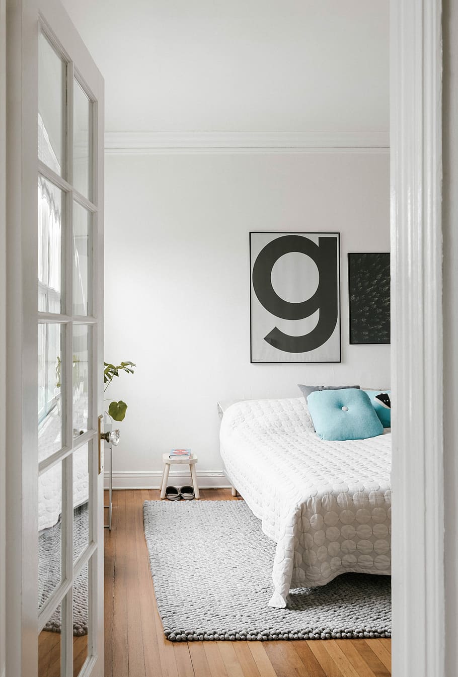 glasdør, hvid, ramme, glas vindue, soveværelse, Print, indrammet print, type, typografi, hjemlige værelse, hjem interiør, indendørs, home showcase interiør, moderne, luksus, rigdom, hjem, møbel, pude, ingen mennesker, fravær, seng, livsstil, stue, hjemlige liv, arkitektur, komfortabel, hvid farve, hyggelig, gulve, lejlighed, 5K