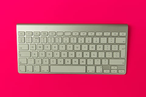 Pomme, sans fil, clavier, rose, Contexte, clavier Apple sans fil, La technologie, affaires, ordinateur, Bureau, travail, clavier d'ordinateur, portable, l'Internet, pc, clé d'ordinateur, équipement, Technologie sans fil, la communication, équipement informatique, à l'intérieur, prise de vue en studio, fermer, personne, lien, rouge, directement au-dessus, fond coloré, alphabet, lettre, réseau informatique, partie informatique, 4K, CC0, domaine public, libre de droits