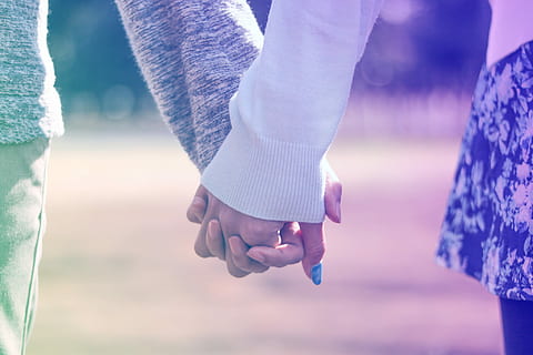 pria, wanita, memegang, tangan, pria dan wanita, pantai, di luar rumah, orang-orang, perempuan, berpegangan tangan, cinta, kebersamaan, laut, liburan, dua orang, dewasa, pasangan heteroseksual, etnis kaukasia, gaya hidup, berjalan, percintaan, musim panas, laki-laki, hubungan pasangan, tangan manusia, ikatan, fokus pada latar depan, bagian tubuh manusia, merapatkan, bagian tubuh, hari, emosi positif, dahan, anak, masa kecil, anggota tubuh manusia, jari, 1080P