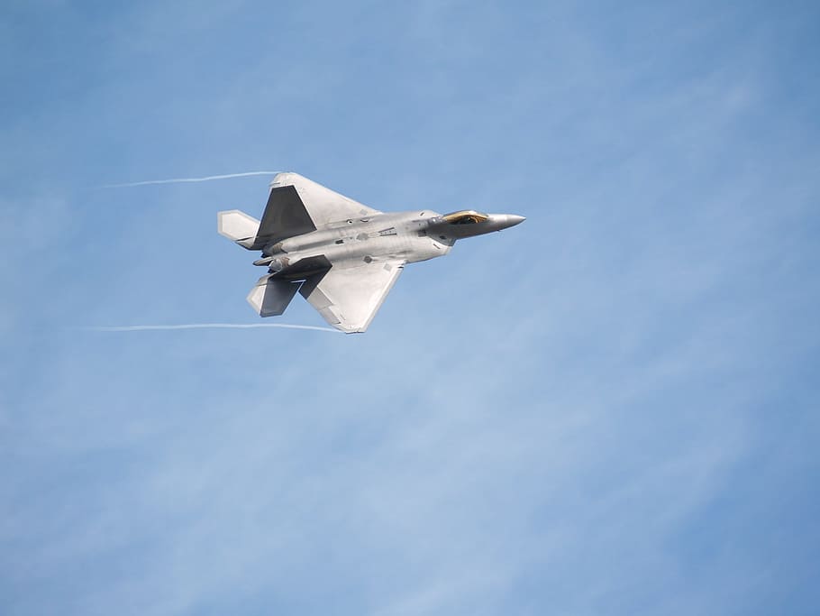 Kämpfer, Flugzeug, Raubvogel, Lockheed Martin, f-22 Raubvogel, Attacke, Avionik, Stealth, Kampf, fortgeschritten, amerikanisch, Jet, f-22, Militär-, Streik, fliegend, Himmel, Luftfahrzeug, Flachwinkelansicht, Transportmittel, in der Luft, Kampfflugzeug, Ebene, Blau, Bewegung, Transport, unterwegs, keine Leute, wolke - himmel, Militärflugzeug, Natur, Tag, öffentliche Verkehrsmittel, Luft-und Raumfahrtindustrie, 2K
