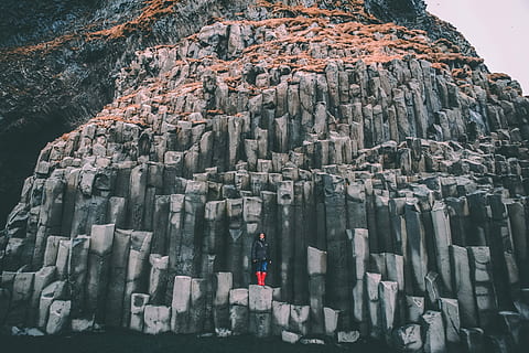 donna, in piedi, grigio, montagna di roccia, formazione rocciosa, roccia, montagna, persona, modello, paesaggio, architettura, struttura costruita, destinazioni di viaggio, storia, giorno, turismo, il passato, viaggio, costruzione, solido, roccia - oggetto, natura, esterno dell'edificio, nessuno, antico, all'aperto, colonna architettonica, antica civiltà, formazione, 5K, CC0, dominio pubblico, privo di copyright