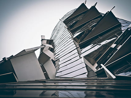 arquitectura, modern, gratacels, edifici, düsseldorf, tir en angle baix, resum, edificis gehry, ciutat, urbà, exterior de l'edifici, estructura construïda, cel, vista d’angle baix, naturalesa, cap gent, dia, a l'aire lliure, cel clar, alta - alta, exterior d’edifici d’oficines, metall, llum solar, patró, aigua, industria de la construcció, 4K, CC0, domini públic, lliure de regalies
