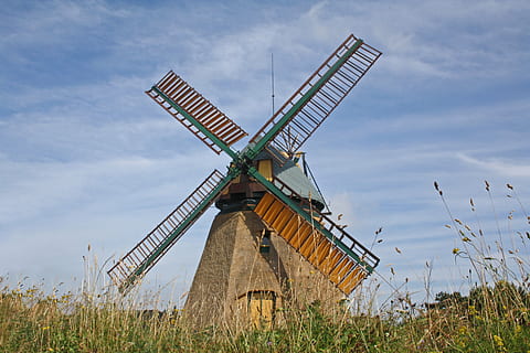 molí, molí de vent, amrum, vent, Mar del nord, estiu, aerogenerador, energia renovable, energia eòlica, turbina, energia alternativa, conservació del medi ambient, medi ambient, cel, generació de combustible i energia, molí de vent tradicional, naturalesa, camp, núvol - cel, escena rural, herba, paisatge, planta, terra, dia, arquitectura, a l'aire lliure, cap gent, 4K, CC0, domini públic, lliure de regalies