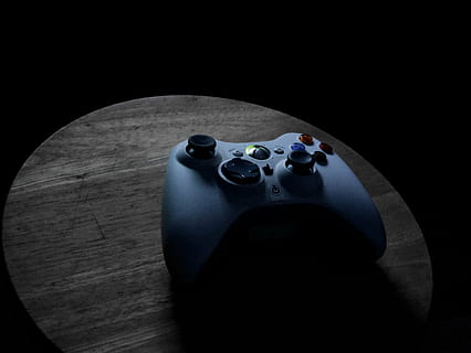 wit, xbox 360-controller, bruin, oppervlakte, xbox, controleur, videospellen, pret, vermaak, binnenshuis, zwarte achtergrond, hout - materiaal, geen mensen, stilleven, detailopname, studio opname, tafel, enkel object, hoge hoekmening, kunst cultuur en entertainment, schaduw, donker, technologie, uitrusting, kopie ruimte, retro gestileerd, zwarte kleur, veiligheid, elektrische apparatuur, 4K, CC0, publiek domein, royaltyvrij