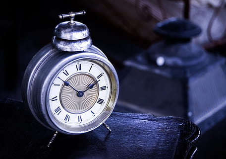 Tiefe, Feldfotografie, grau, Tischuhr, 2:50, Zeit, Uhr, sehen, Timer, Antiquität, Minute, Instrument, Wecker, Nahansicht, keine Leute, Fokus auf den Vordergrund, Richtigkeit, Nummer, Retro-Stil, Metall, drinnen, römische Ziffer, Ziffernblatt, Minutenzeiger, römisch, einzelnes Objekt, Stillleben, Blau, silberfarben, 4K, CC0, gemeinfrei, lizenzfrei