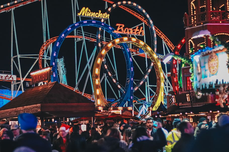 gruppo, persone, carnevale, notte, parco del carnevale, montagne russe, luna park, buio, luci, folla, Parco divertimenti, illuminato, giro del parco dei divertimenti, grande gruppo di persone, cultura artistica e intrattenimento, gruppo di persone, persone reali, ruota panoramica, attività di svago, divertimento, uomini, architettura, godimento, carnevale itinerante, donne, adulto, Festival, vita notturna, eccitazione, Festival musicale, 5K