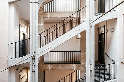 bianca, calcestruzzo, scala, nero, corrimani in acciaio, vuoto, ringhiere metalliche, architettura, struttura costruita, esterno dell'edificio, ringhiera, gradini e scale, costruzione, nessuno, giorno, Inquadratura dal basso, finestra, quartiere residenziale, scala di sicurezza, spirale, scala a chiocciola, all'aperto, città, fotogramma intero, Casa, legno - materiale, appartamento, 5K, CC0, dominio pubblico, privo di copyright