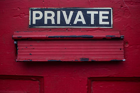 porta segnaletica privata, nero, bianca, privato, cartello, testo, genere, parole, vita privata, parete, rosso, scatola, lettera, posta, casella postale, comunicazione, sceneggiatura occidentale, nessuno, giorno, avvicinamento, legno - materiale, lettera maiuscola, architettura, informazione, all'aperto, città, segno di informazione, cassetta postale, fotogramma intero, esterno dell'edificio, 5K, CC0, dominio pubblico, privo di copyright